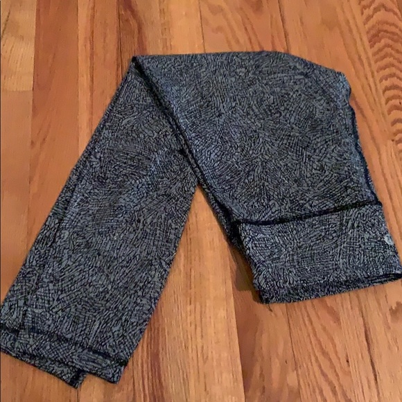 2 Pairs of sz 6 Lululemon pant - Picture 3 of 3